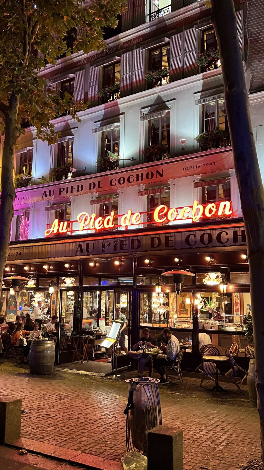 Facade of Au Pied de Cochon in Paris